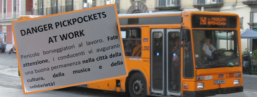 Napoli. Sui bus appaiono i cartelli antiborseggiatori