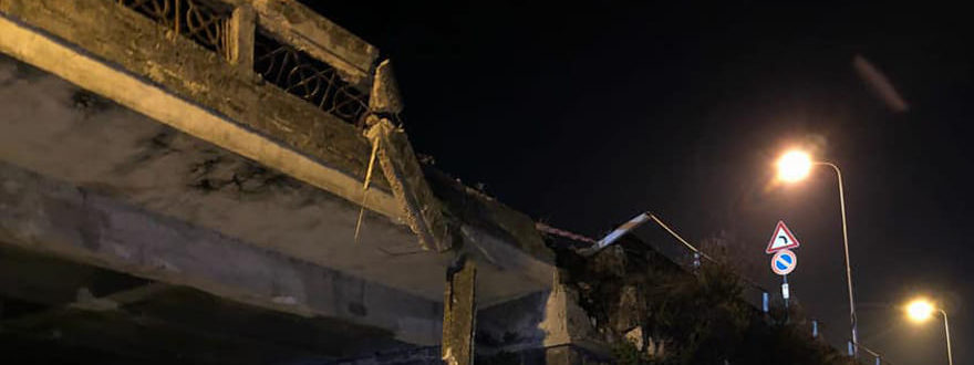 Paura sul ponte tra Frattamaggiore e Grumo, Jaguar precipita nel vuoto