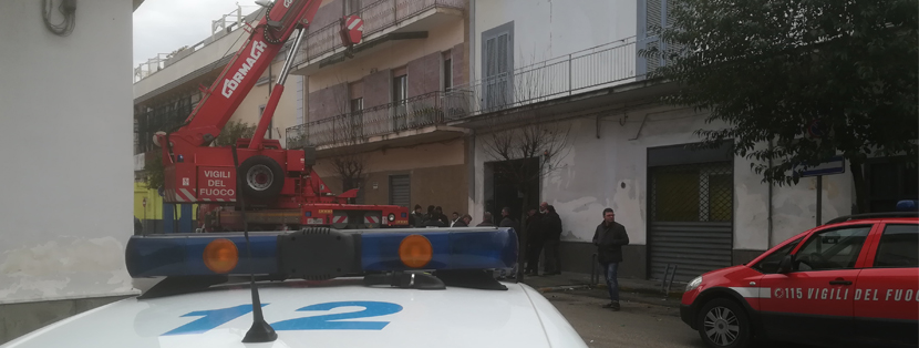 VIDEO – Una voragine inghiotte un’auto: sgomberato un edificio in via Riccardo Russo