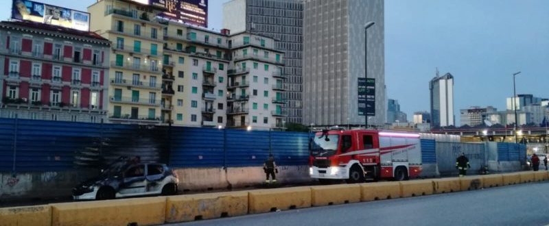 Napoli, auto prende fuoco a piazza Garibaldi