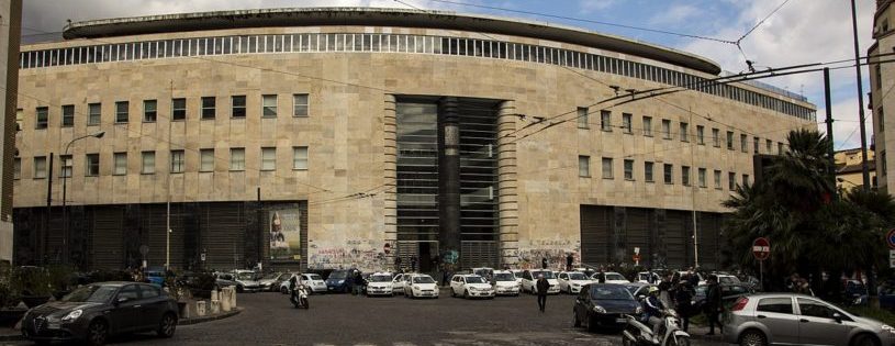 Napoli, rapina alle poste centrali a due passi dalla Questura