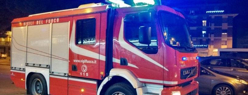 Incendio in un deposito di materiale edile nell’agro atellano