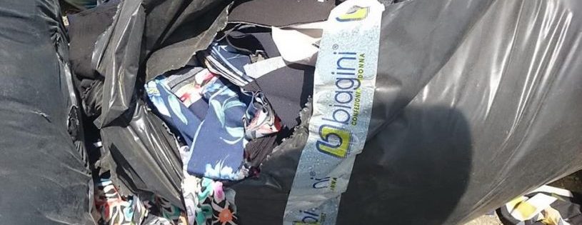 Orta di Atella, scarti tessili abbandonati tra le campagne