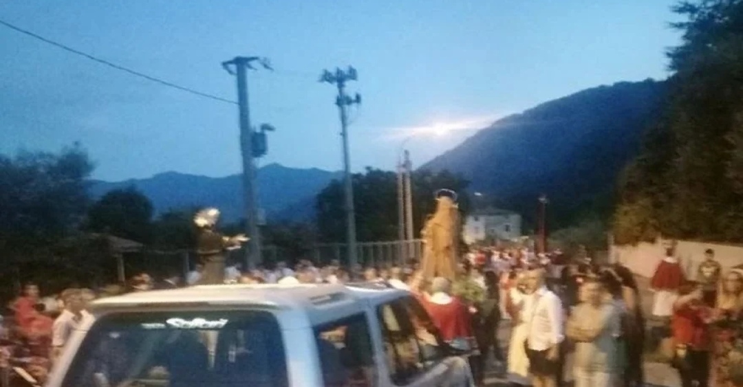 Suv piomba sulla processione, il prete sviene ed ē corsa al lotto