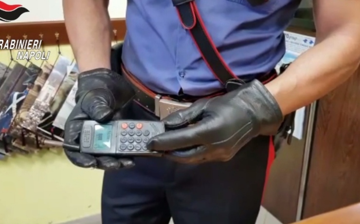 Pistola telefonino e 25 kg stupefacenti: maxi sequestro armi e droga