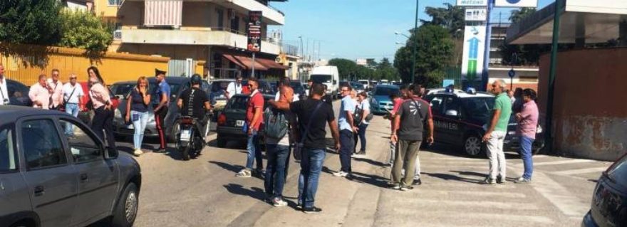 CTP, sit-in ad Arzano degli autisti per i mancati stipendi: traffico in tilt