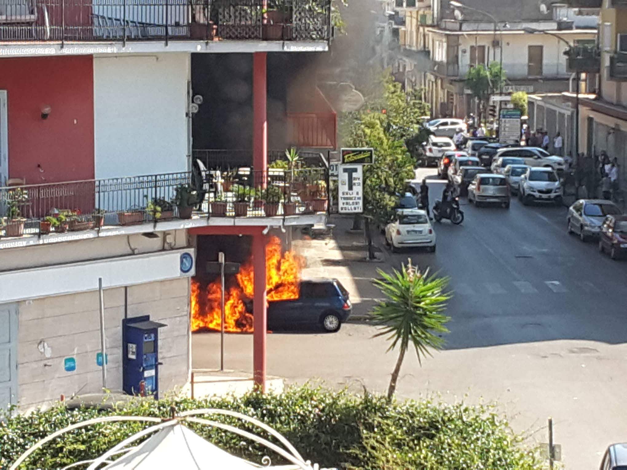 Afragola. Auto in fiamme in via Dario Fiore: panico in centro cittá
