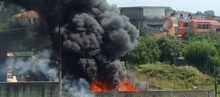 Acerra, colonna di fumo alla Contrada Madonnelle