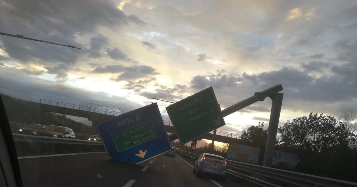 FOTO – Paura sulla Nola – Villa Literno, vento abbatte segnaletica stradale