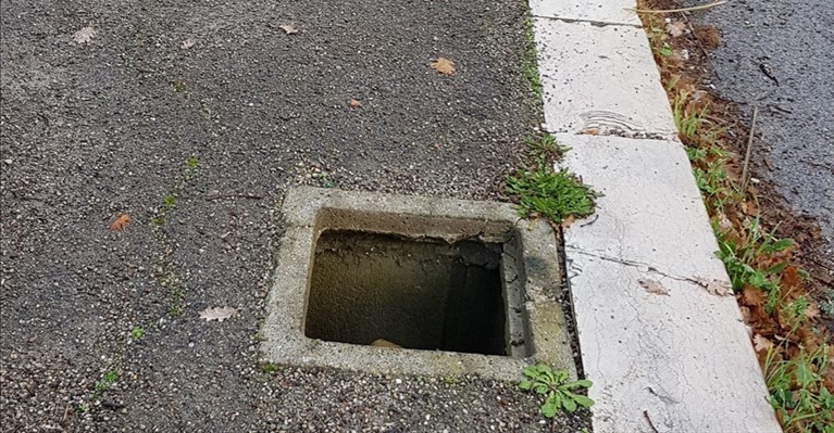 FOTO – Incredibile a Caivano, rubati i tombini in varie zone della città
