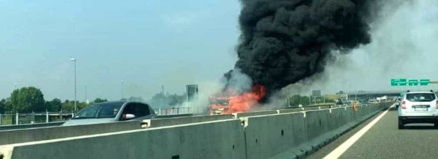 Veicolo in fiamme in autostrada, code dallo svincolo Afragola – Acerra
