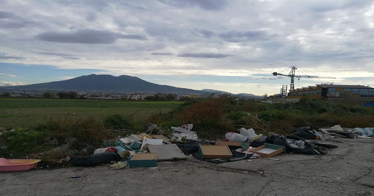 Masseria Ferraioli: al via la ripulitura dagli pneumatici abbandonati