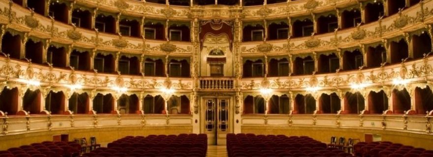 “Facciamo luce sul teatro”: La protesta silenziosa di impresari e lavoratori