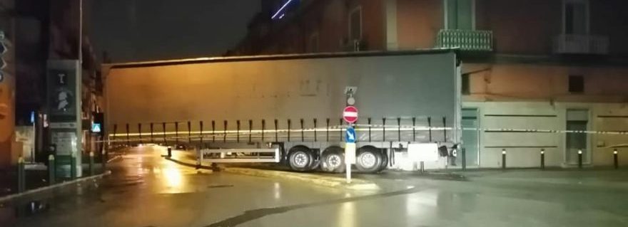 Acerra: Rapinata banca in centro con due tir, tredicesime a rischio