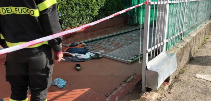 Tragedia a Mugnano, muore schiacciata dal portone di casa
