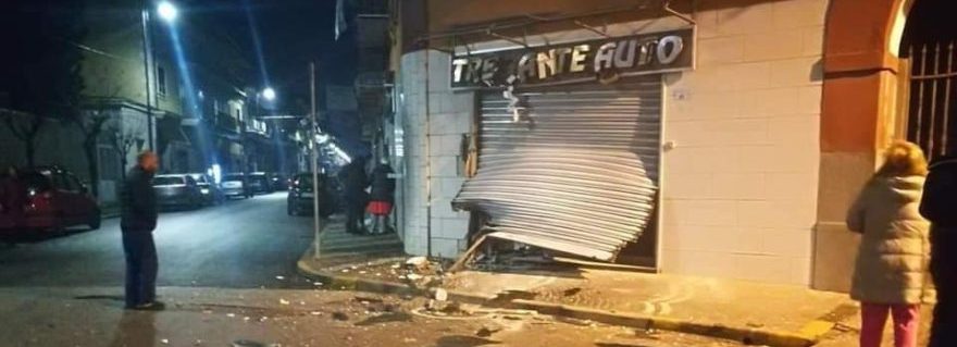 Bomba ad Afragola, in Corso Vittorio Emanuele. Sfida allo Stato