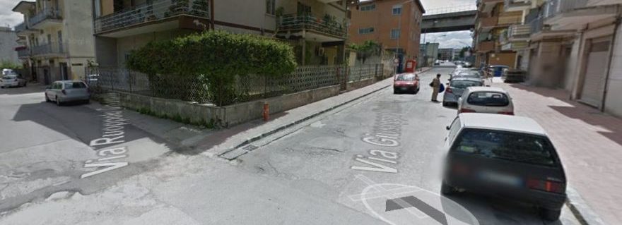 Incidente in centro ad Arzano: auto contro un palo