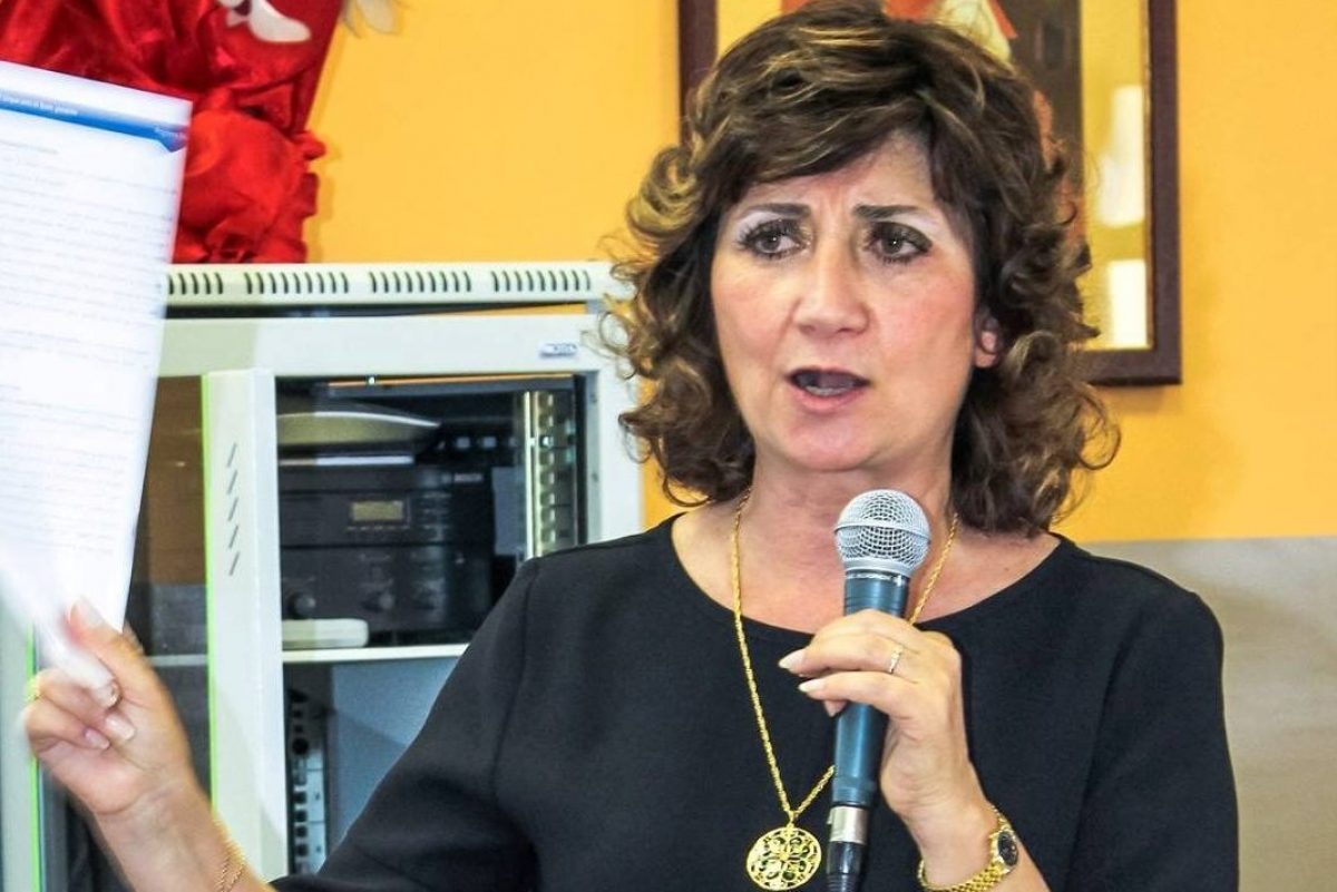Fiorella Esposito non è più sindaco di Arzano: la sfiducia da 13 consiglieri