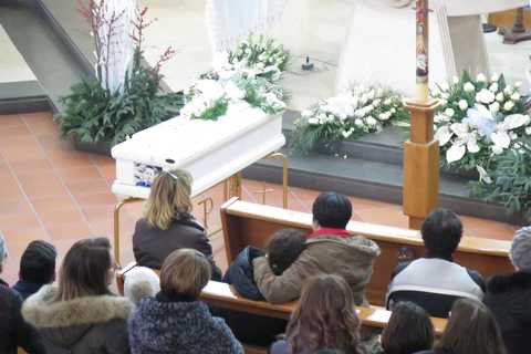 Tensione al funerale di Giuseppe: Insulti per la madre