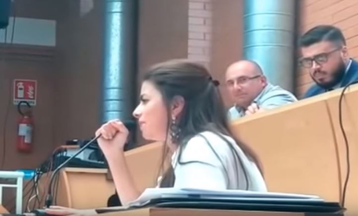 Scoppia la polemica ad Acerra sulle parole del Sindaco in consiglio comunale: «Chi non ha figli non parli di scuola»