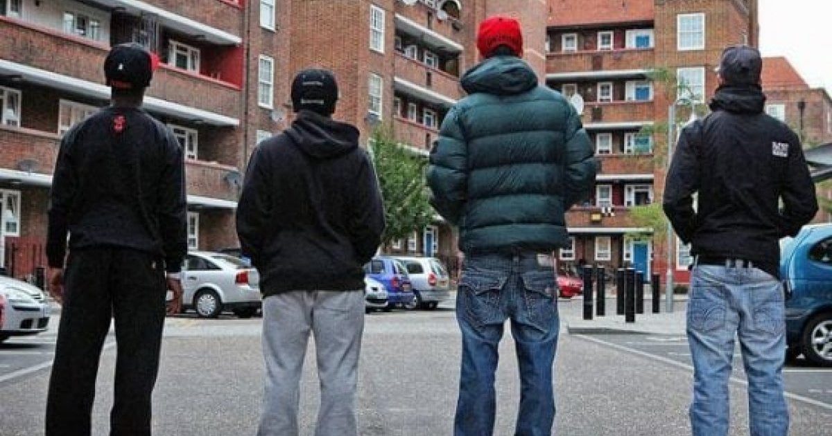 Afragola: baby gang distrugge auto con mazze di ferro