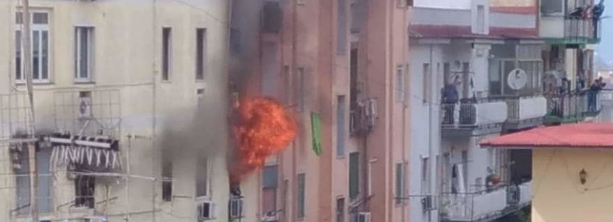 Arzano: 22enne da fuoco alla casa dei genitori e pesta un uomo, arrestato