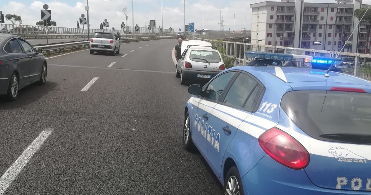 Frattamaggiore: Auto ferma in curva sull’Asse Mediano, intervengono gli Agenti