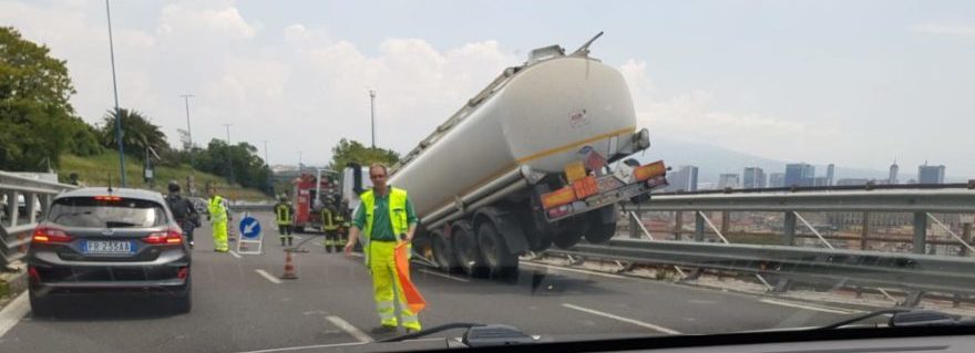 Tragedia sfiorata in tangenziale: tir perde cisterna sul viadotto