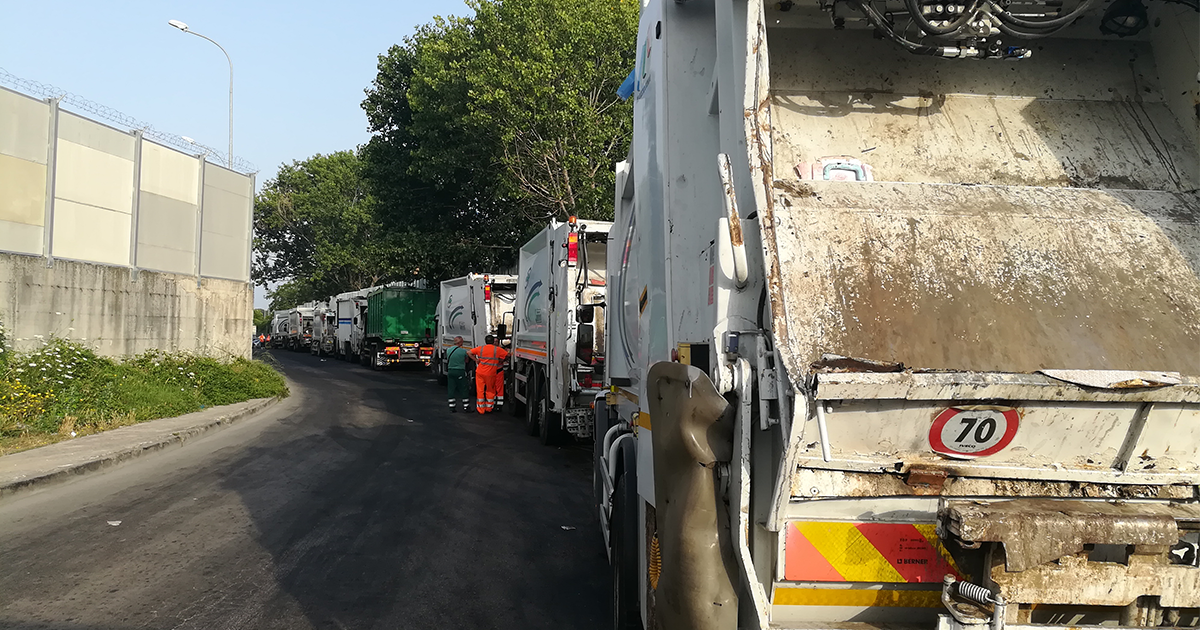 Giugliano: lavoratori in agitazione. Stir bloccato, rifiuti in strada