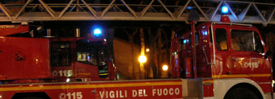 Melito, crollano due pensiline. Paura sul corso