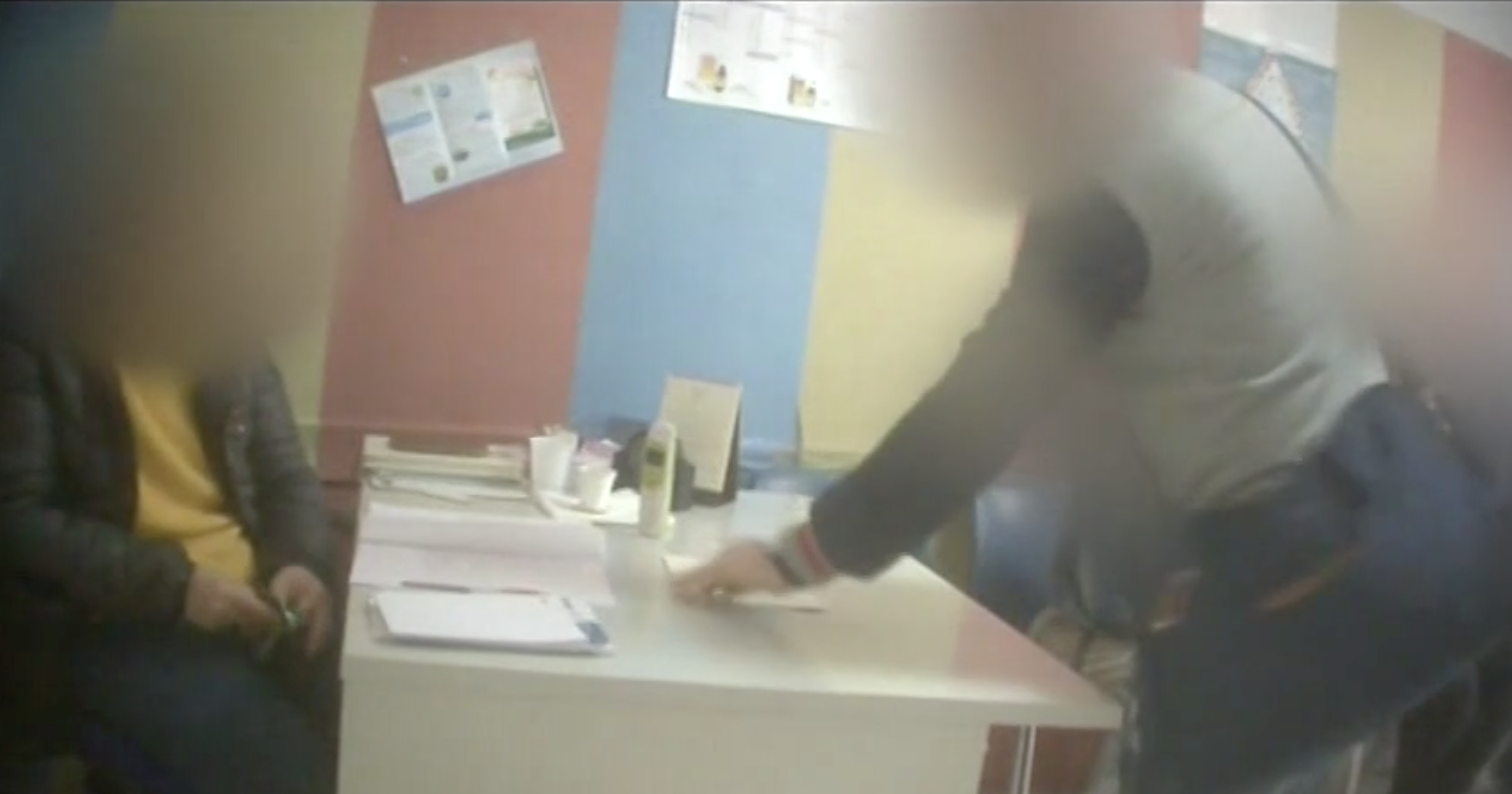 Afragola: “Striscia la notizia” in uno studio medico. La segretaria sembra essere pagata dai pazienti