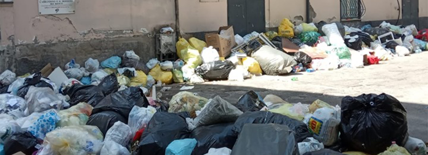 Caivano: Cittadini in rivolta, rifiuti in strada in via Roma