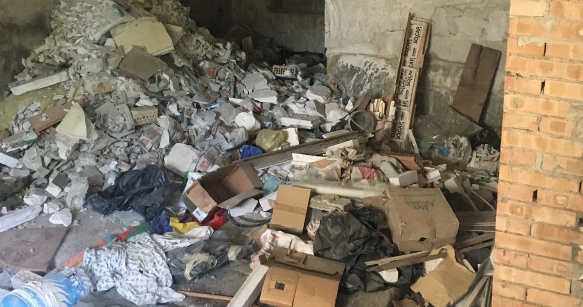 Sant’Antimo: La Polizia Locale sequestra discarica nelle case popolari