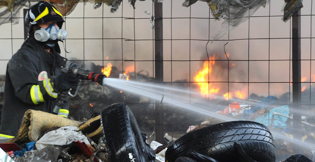Incendi boschivi e roghi tossici: si mobilitano i sindaci dell’Agro aversano. Richiesto intervento del governo