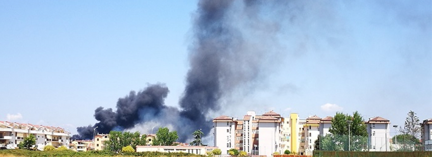 Casaluce: Incendio in un vivavio nube nera sull’agro aversano