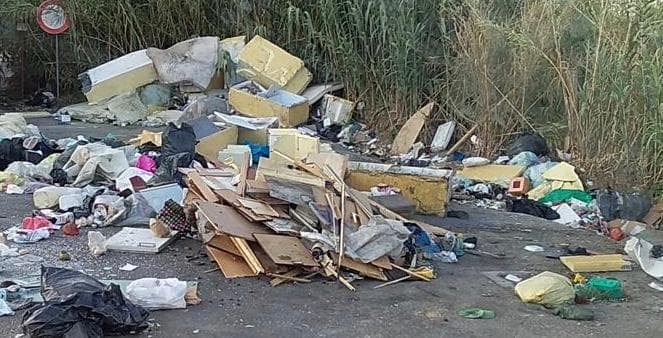 Giugliano: continua la battaglia per la prevenzione dei roghi, nuovi cumuli trovati e rimossi