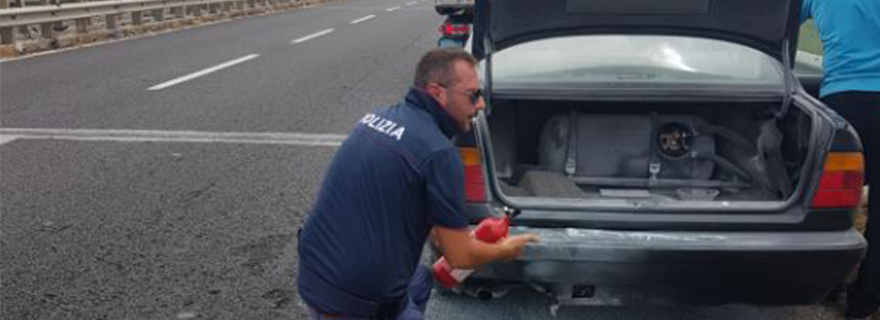 Acerra: Auto prende fuoco, prete e cagnolino in salvo