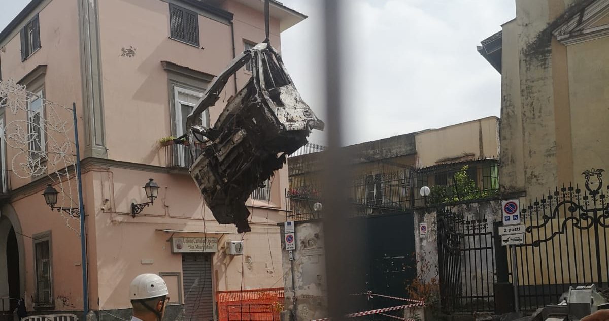 Casoria: Due nuove voragini in città, intanto estratto il camion da Largo Maglione