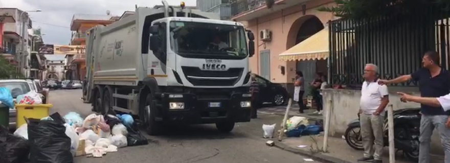 Caivano: Caos rifiuti, i cittadini bloccano le strade