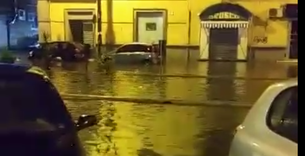 Nubifragio su Napoli e provincia, numerosi allagamenti