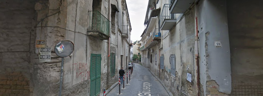 Arzano: Il centro storico cade a pezzi, chiusa una strada