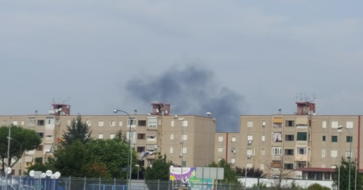 Caivano: Incendio in corso nei pressi del campo rom