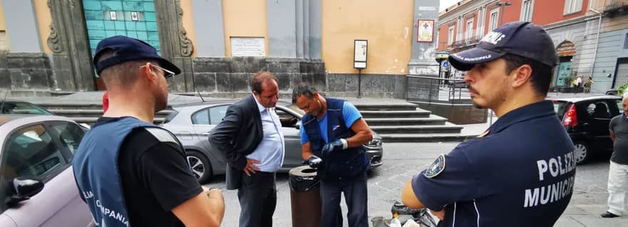 Giugliano: sversamenti illegali di rifiuti, mancata raccolta differenziata, come preannunciato nei giorni scorsi dal Sindaco, partiti i controlli: due attività commerciali e due grandi parchi multati. Poziello: “Tolleranza zero contro chi non differenzia ed imbratta la nostra città”