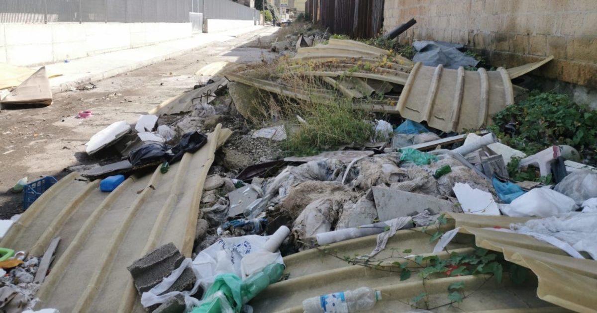 Arzano: Strada trasformata in discarica: scatta il sequestro di via del Cassano