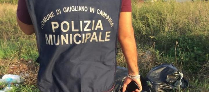 Giugliano: due arresti per sversamento di sacchi neri pieni di rifiuti