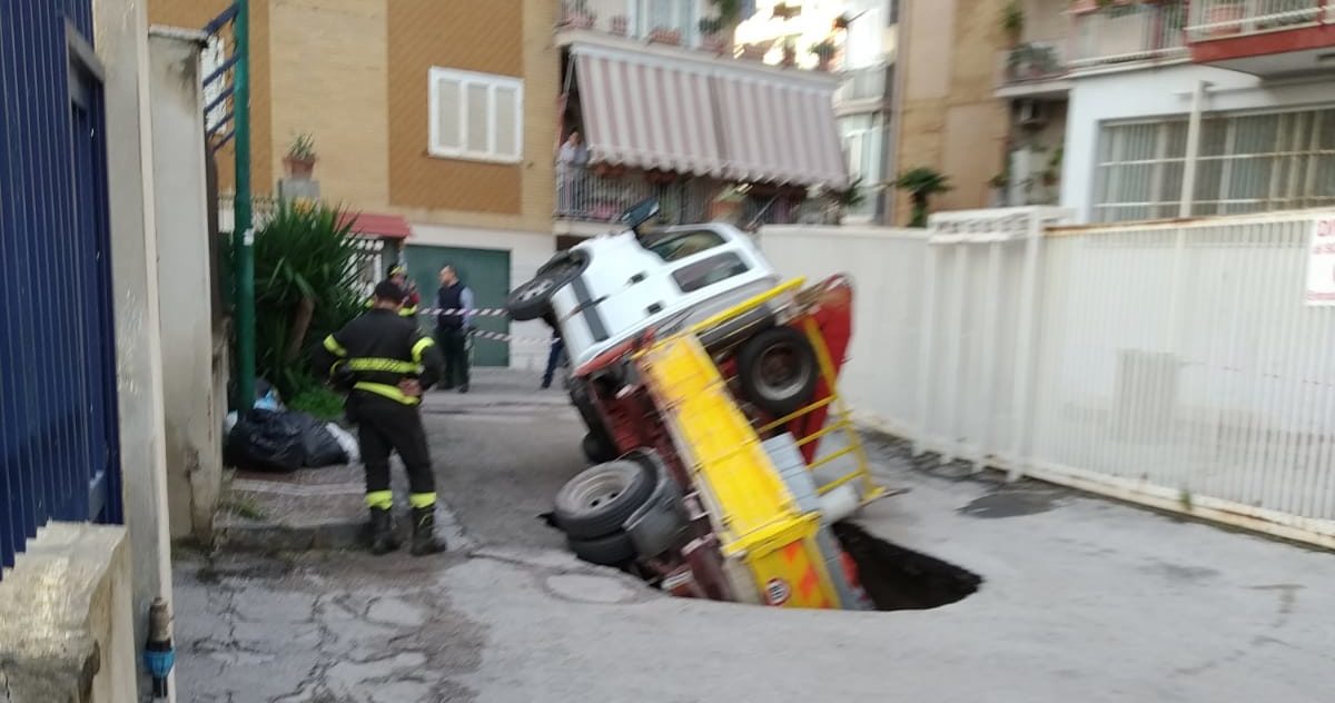 Casoria, ancora una voragine: inghiottito camion ad Arpino
