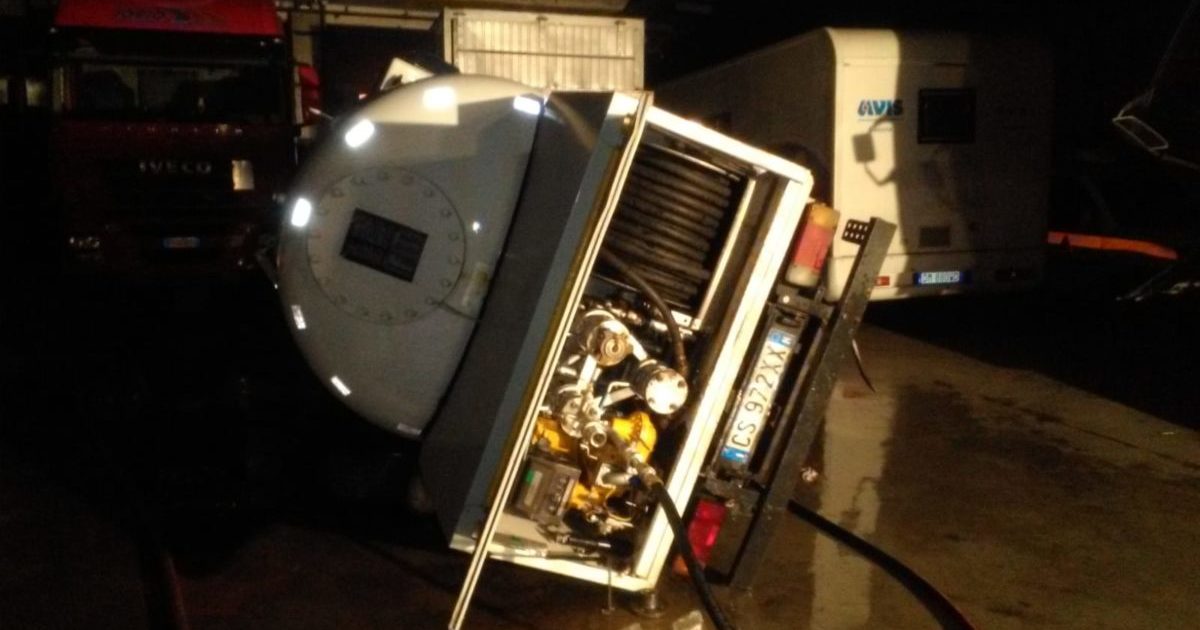 Acerra: Si ribalta cisterna di GPL, delicato l’intervento dei Vigili del Fuoco