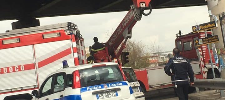 Casoria: Cadono calcinacci dal ponte della Circumvallazione, intervengono i Vigili del Fuoco