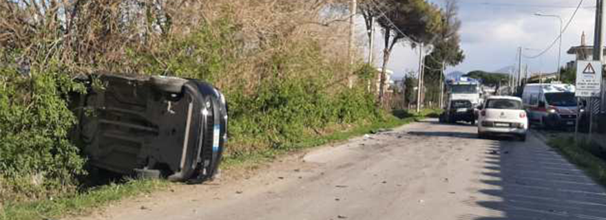 Incidente tra Caivano e Acerra: Auto ribaltata