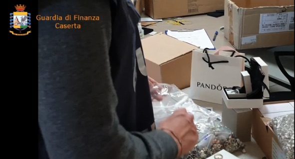 Charms di Pandora contraffatti, arrestato 41enne di Casoria